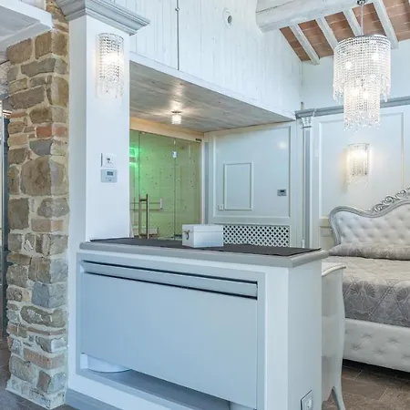 Casal Parro 6, Emma Villa *