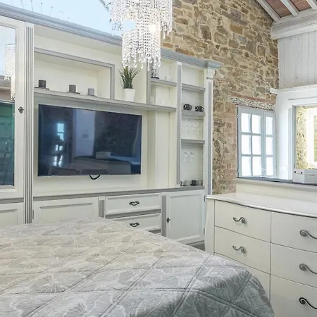 Casal Parro 6, Emma Villa