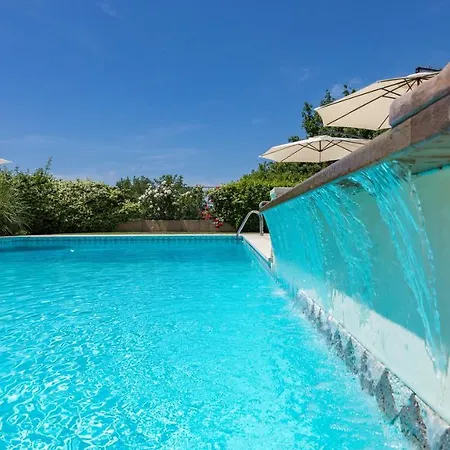 Casal Parro 6, Emma Villa *